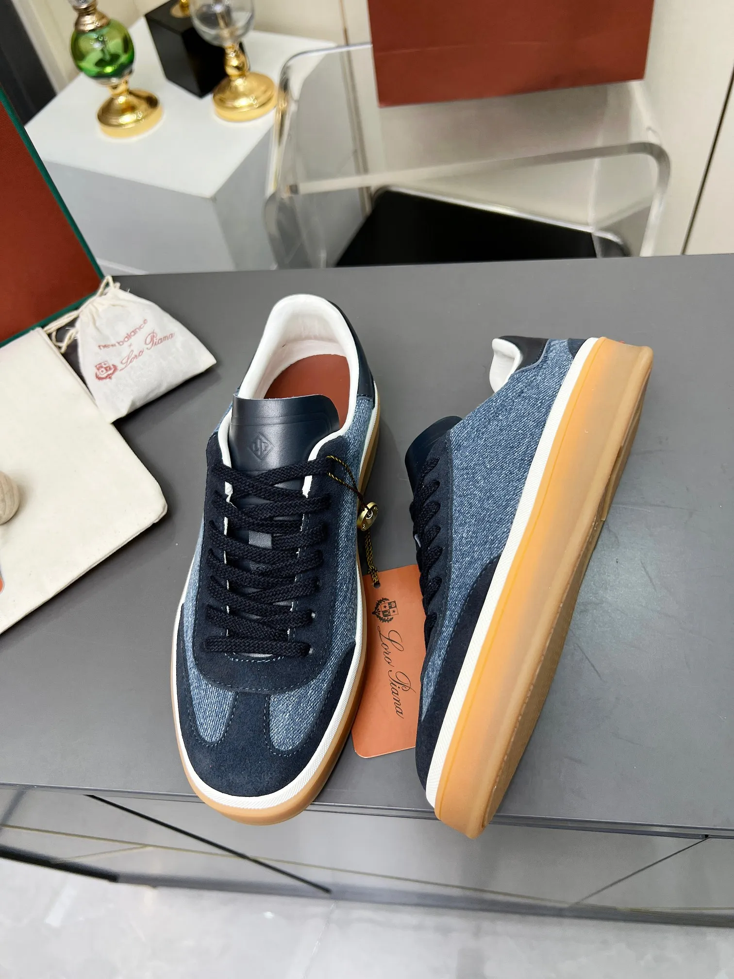 Men's shoes 💰600 purchasing agent, high version 🦅⛳️ Italy [Loro Piana] Tennis walk series LP couple's moral training shoes casual sports shoes sneakers 🎁🎁 Original purchase development and production This new suede tennis shoe adopts an ultra-low design, suitable for wearing all year round 👫👫 The wrapped sole creates an effortlessly attractive color combination that harmoniously blends functionality with understated style, making it the ideal shoe for urban wear. Soft calfskin tongue with Kummel color insert at the heel, cotton lace upper with embossed LP logo, cowhide suede sole, rubber-lined calfskin ✦Upper: imported first-layer cowhide➕customized original cowhide ✦lining: cowhide lining➕cowhide insole ✦sole: original molded TPR ultra-light outsole ✦packaging: original complete package ✦Female size: 35--40 ✦Male size: 39--45
